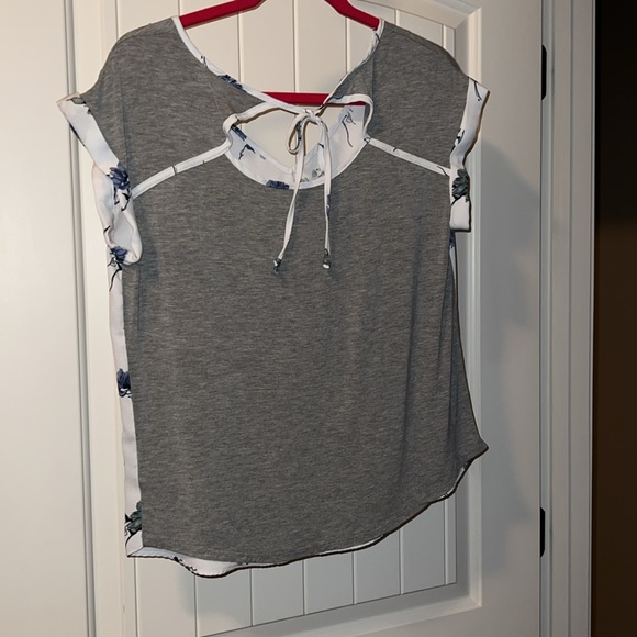 Fortune and Ivy “Cheylee” Tie Back Mixed Media blouse. Size Small - Picture 4 of 5